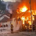 Požar u starom delu Priboja: Vatra zahvatila dva stambena objekta (video)