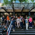 Pogledajte kako su policajci izgurali studente i građane sa stepenica ispred suda u Novom Sadu VIDEO