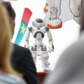 AI asistenti će pomagati nastavnicima u primeni inkluzivnog obrazovanja: 11 humanoidnih robota stiglo u Srbiju