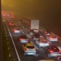 (Video) Ovakve gužve dugo nismo videli na auto-putu! U smeru ka Beogradu sve stoji, kolone kilometarske: Evo gde su formirani…