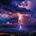 Ruski meteorolozi upozoravaju: Kada grmi - mobilni telefon može da eksplodira