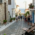 "Sam Bog ju je poslao!" Nezapamćena drama u omiljenom letovalištu Srba: Kolica sa detetom poletela nizbrdo, a onda se pojavila…