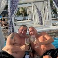 Đani se skinuo do pojasa i nazdravlja vinom: Cela plaža gledala u njega, a tek kakvu je feštu napravio u restoranu (foto)
