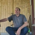 Ispod starog oraha probudila se duša umetnika: Vojo je čitav život popravljao struju, a u penziji počeo da slika zavičaj