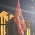 Na ogradi crkve u Lipljanu okačene zastave terorističke UČK i Albanije, Vučić: Pričaću sa Mojsilovićem o odluci Kfor-a