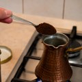 Šoljica omiljenog napitka mogla bi uskoro da bude još skuplja: Cena kafe zabeležila najveći dnevni rast u poslednjih 25 godina…