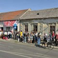 FOTO, VIDEO: Ogroman red u Zrenjaninu – građani od jutros potpisuju za Studentsku listu