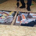 Sprečena dva pokušaja krijumčarenja: Nađeno 8.600 cigareta u duplom dnu i 116 kilograma rezanog duvana u prtljažniku