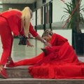 Skandal na RTS-u: Pevačica pala pred izlazak na scenu, organizacija odmah pritrčala u pomoć