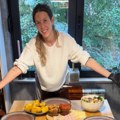 Bogata slavska trpeza u domu Sergeja Trifunovića Isidora sve sama spremila, umesila i kolač: "Domaćica" (foto)