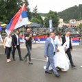 U Leposaviću svadbena povorka pored kordona Kfora Mladenci ispraćeni osmesima vojnika (foto)