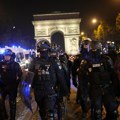 Mirnija noć u Francuskoj, porodica ubijenog mladića poziva na smirivanje situacije