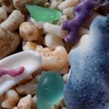 Šareni kamenčići sa plaže – blago nastalo iz smeća koje ponovo postaje staklo