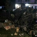 Jezive slike sa mesta nesreće u Šapcu: Automobil u kojem su bila dva mladića neprepoznatljiv (foto)