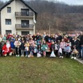 Ministarka Darija Kisić u Prilike kod Ivanjice stigla sa poklonima i Deda Mrazom, paketići podeljeni deci sa posebnim…