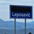 Prefarbane dvojezične table na putu Kosovska Mitrovica – Jarinje
