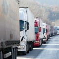 Vozači kamiona zbog kilometarskih kolona na prelazima najavljuju štrajk