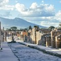 "Još jedan varvarski i idiotski gest vandalizma": Turista pokušao da ureže svoje ime u Pompeji