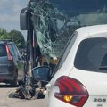 Prvi snimci teške nesreće na putu Šabac-Bogatić: Žena izgubila kontrolu nad automobilom i zakucala se u autobus (video…