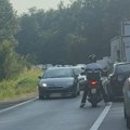 Teška saobraćajna nesreća u Lipovačkoj šumi! Automobil uleteo iz suprotne trake, oba vozila potpuno smrskana! (foto)