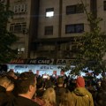 Dok građani odaju poštu stradalima, iz SNS-a puštaju muziku
