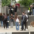 Studenti FON-a ispred fakulteta pred sednicu veća: Kraj blokada će biti kad mi to kažemo, a ne režim