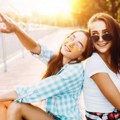80-ih godina su ovu kombinaciju svi nosili, a sada je ponovo u trendu: Ženstveni modni izbor koji izdužuje noge