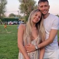 Aleksa Avramović objavio sliku sa ženom, zbog atraktivne plavuše mreže gore: Košarkaš je drži oko struka, ona u dekoltiranoj…