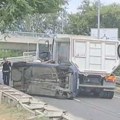Blokirano uključenje na most na Adi! Težak udes - automobil prevrnut na bok