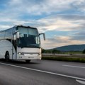 Stranac u busu ka Jadranskom moru sedeo do cure u koju se zaljubio, sad je traži: "Kasno Marko na Kosovo..."