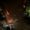 Muškarac izgoreo u stanu, njegove komšije na nosilima izvlačili: Detalji užasa u Sremčici, požar se proširio na ceo sprat…