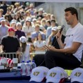 Protrampov influenser Čarli Kirk ranjen metkom na skupu