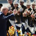 (Video) Trampov šou u maleziji: Na crvenom tepihu plesao sa premijerom, pa prisustvovao potpisivanju mirovnog sporazumu između…