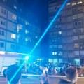Požar u zgradi na Banovom brdu: Stanari na ulici, vatrogasne ekipe na terenu (foto)