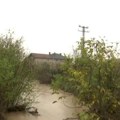 У лесковачком крају вода се излила у дворишта и на путеве, канали препуни