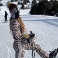 Žena slobe radanovića u zebra kombinezonu: Jelena oduševila stajlinom na stazi, a evo šta pevač radi dok ona skija na Kopaoniku…