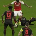 Pa, za šta služi VAR? Scena sa meča LŠ uzdrmala svet, Arsenal iz nikad sumljivijeg penala "spasao živu glavu"