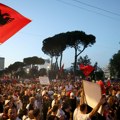 (Foto) Haos u Tirani se nastavlja: Najmasovniji protest dosad, građani traže ostavku Rame, kipte od besa zbog Trampovog zeta