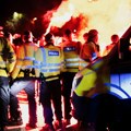 (Video) Napeto na obali Engleske: Demonstranti blokirali luku da spreče iskrcavanje migranata: baklje, okršaj s policijom i…