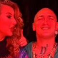 (Video) Viki Miljković u mrežastim čarapama i miniću zapevala u kameru, pa zagrlila Desingericu: Hit video kruži mrežama