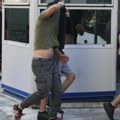 Ne smiruju se strasti u Atini: Neredi ispred suda za vreme saslušanja hrvatskih navijača