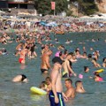 Momci iz Srbije pokazali šta nose na plažu, svi se smeju: Nismo paradajz turisti, mi smo prehrambeni turisti! (video)