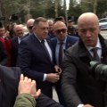 Dodik sa Mandićem u Podgorici, protest ispred zgrade parlamenta