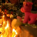 Igračke, cveće i more: Suza... Građani Bora u sve većem broju pale sveće za ubijenu Danku Ilić: "Dete još nije znalo ni…