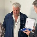 "Večno ćemo čuvati uspomenu na naše heroje": Selaković uručio Boračku spomenicu roditeljima palog borca na Košarama…