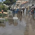 Prodavci u vodi do kolena, niz stepenice teče "reka": Snažna oluja pogodila i Crnu Goru, šetalište u Sutomoru poplavljeno…