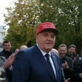 Dodik u MAGA kačketu: Donalde, pogledaj me jednom bar