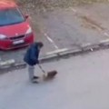 (Uznemirujući video): Vlasnik snimljen dok maltretira psa nasred ulice u Mladenovcu, ljudi s mukom gledaju: "Uzmite ga dok ne…