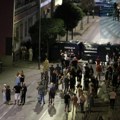 U Leskovcu proteste završili ispred SNS-a, policija ih i dalje čuva (FOTO)