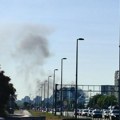 Veliki požar na Bežanijskoj kosi, širi se ka fabrici: Dim se vidi iz više naselja, vatrogasci na terenu